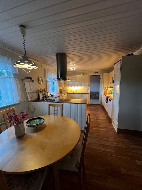 Stort kjøkken, med inngang til grovkjøkken/vaskerom